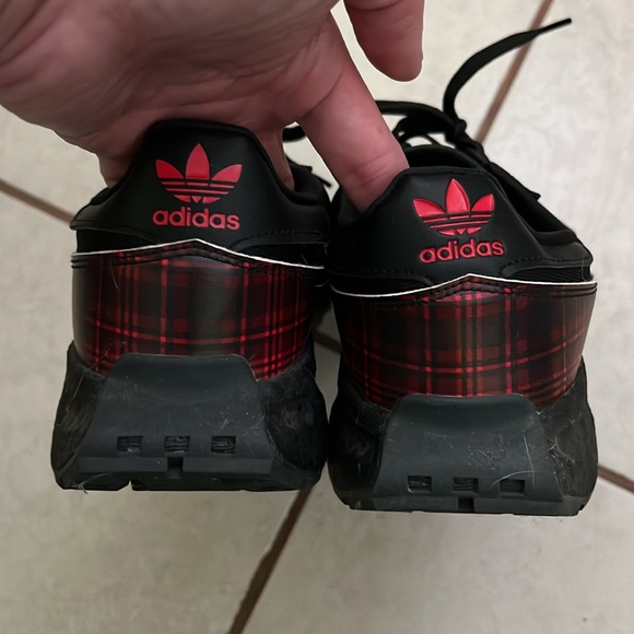 MEN’s Adidas Shoe with boost sole in size 9.5 - Picture 2 of 8